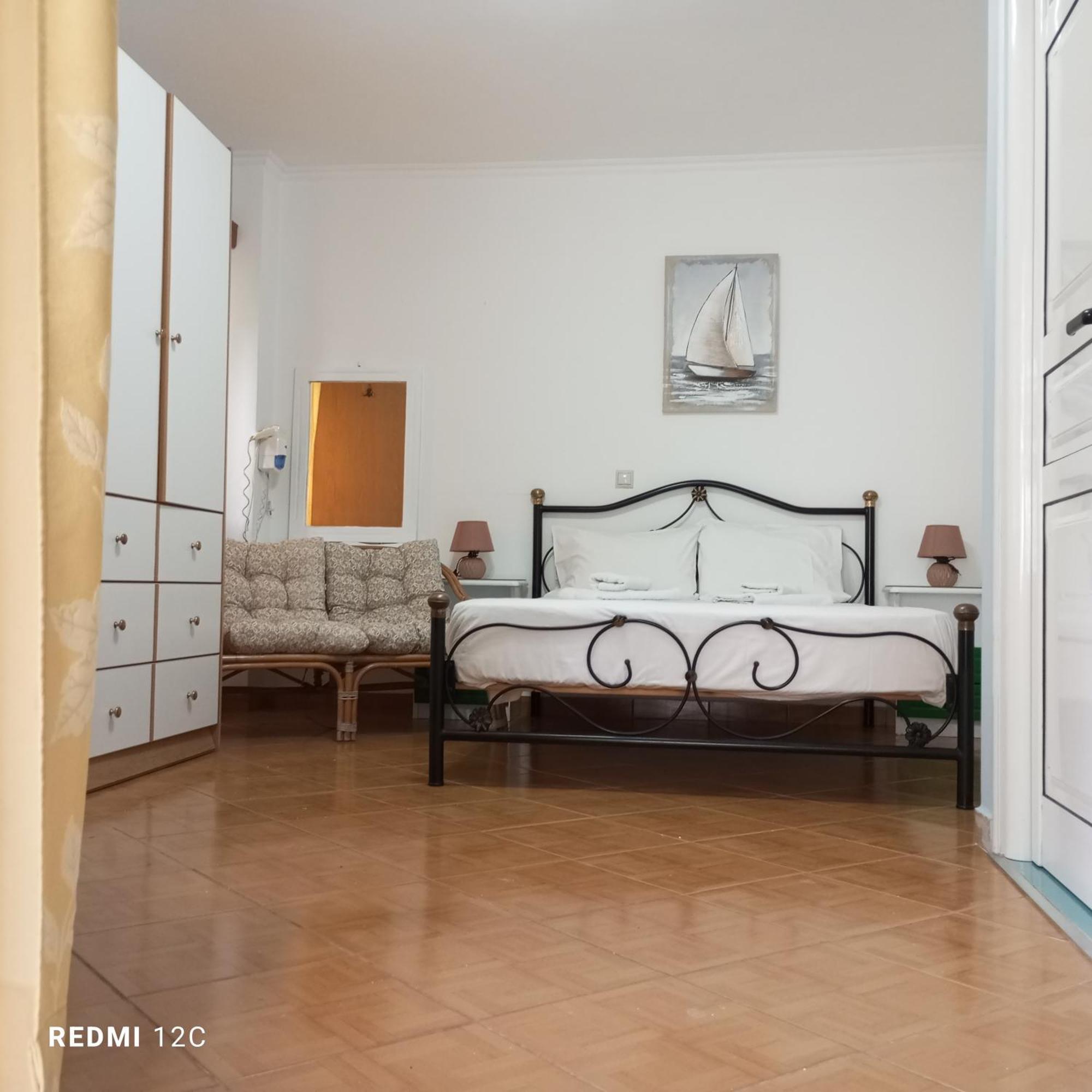 Queen Bay Studios Vasilikí Room photo